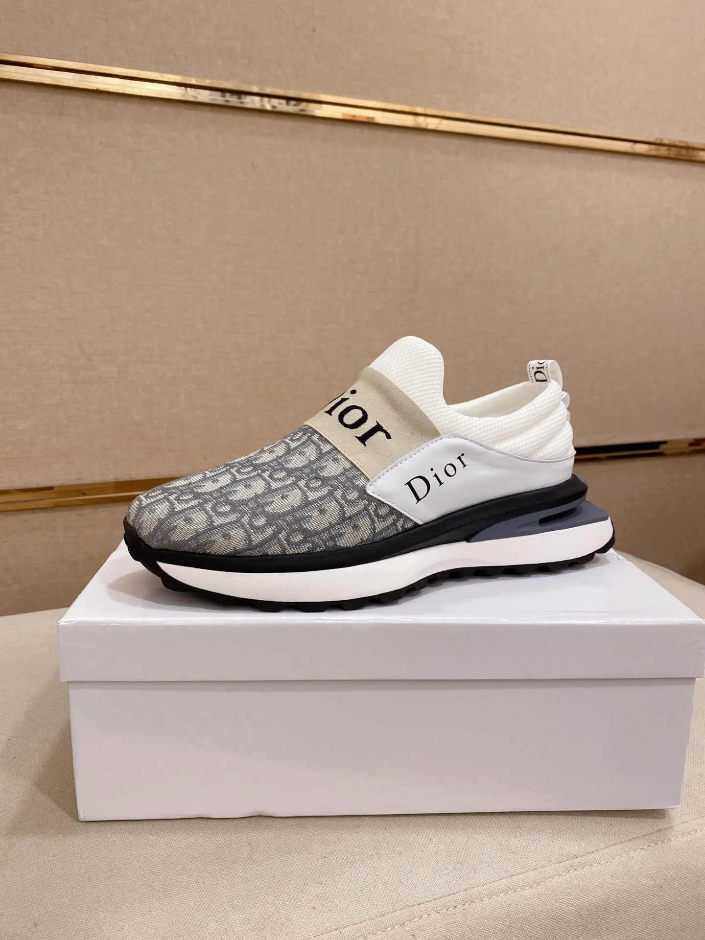 Men's shoes💰: 462💰 [Dior·Dior] New casual sports style men's shoes, new spring and summer design, perfect workmanship, lace-up style to create wardrobe quality, upper: imported first-layer cowhide, sheepskin lining is soft and comfortable, ultra-light TPU wear-resistant outsole, simple, versatile fashion men's shoes, excellent color code number 38--44. Can be customized 45 non-returnable